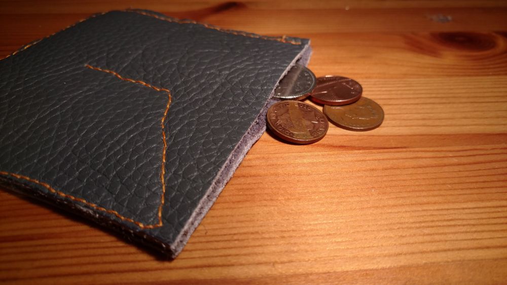 A picture of the coin wallet with coins in